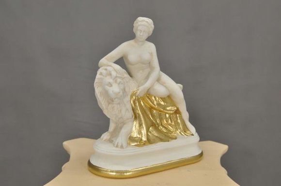 Skulptur Figur Statue Frau mit Löwen Design Antik Stil Figuren Skulpturen