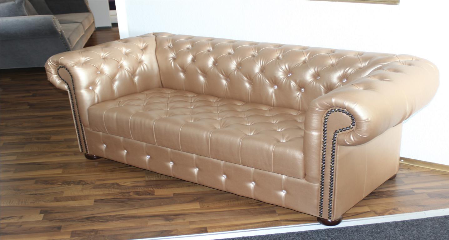 Designer Chesterfield Sofa Gold Couch Polster mit Kristallsteinen