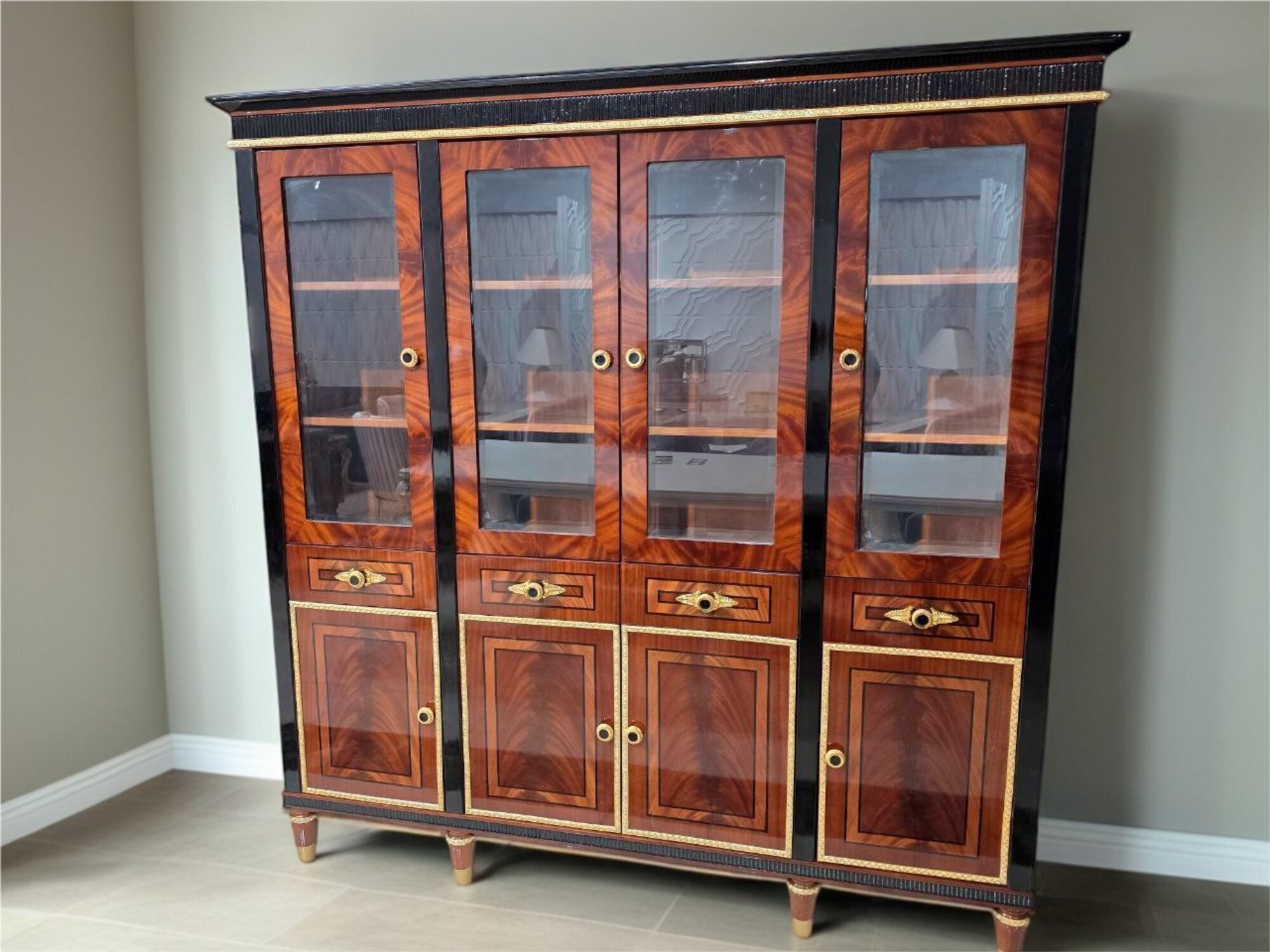 Klassische Vitrine Braun/Gold Hochwertige Vitrinen Stilvolle Echtholz Sofort