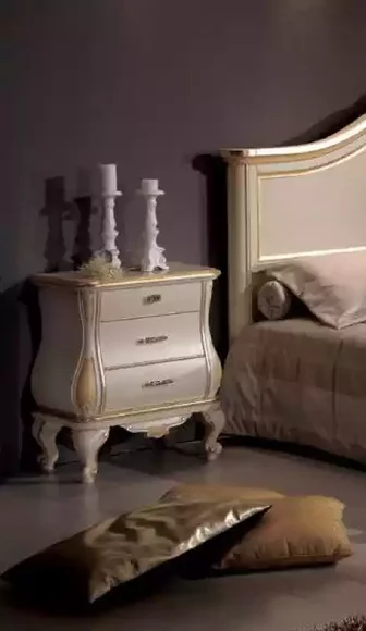 Nachttisch aus weißem Holz im Schlafzimmer klassische Möbel