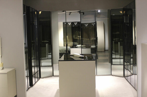 Exklusiver Glasschrank Schlafzimmer Garderobenschrank Designer Kommode