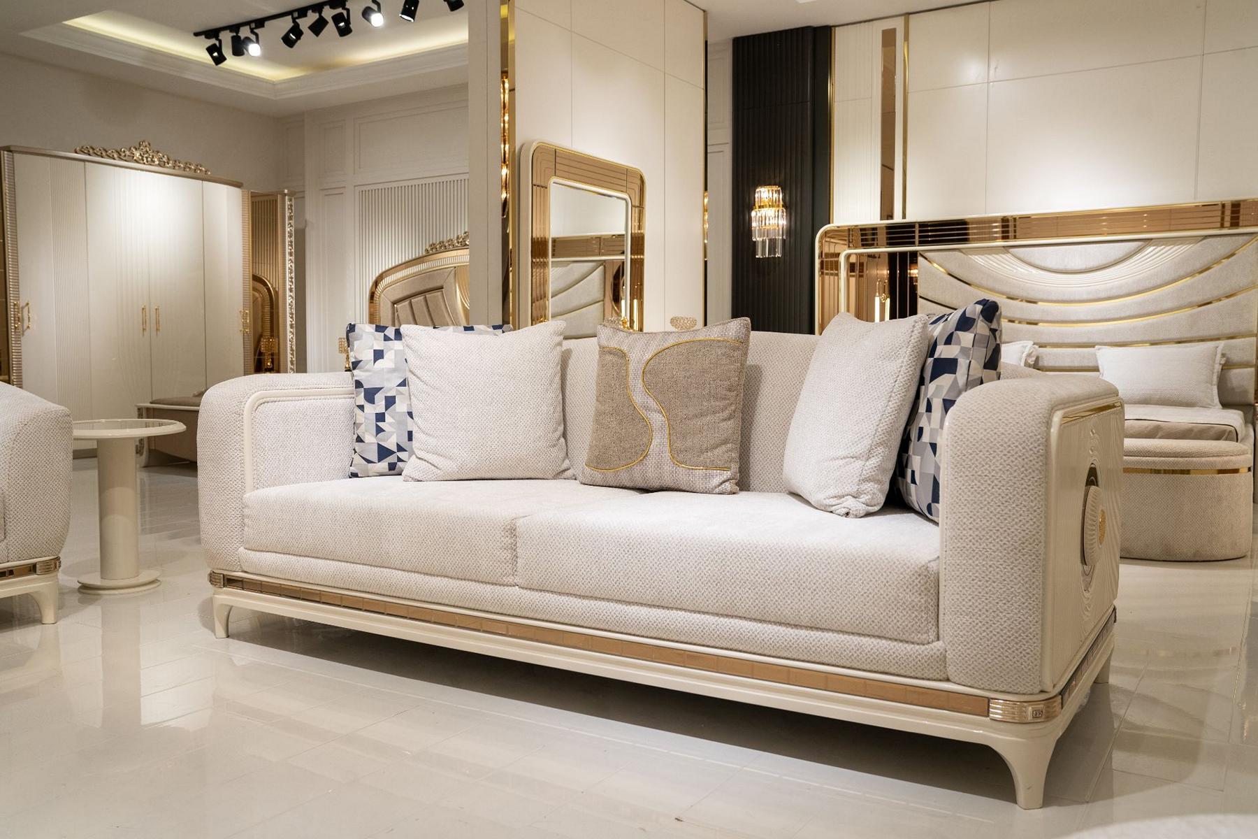 Modernes beige Stoffsofa mit Holzrahmen für Wohnzimmer