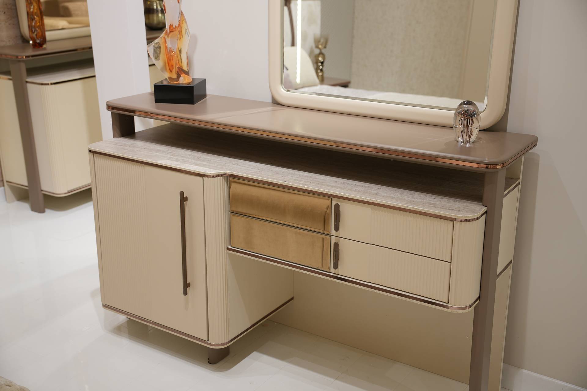 Eleganter Beigefarbener Schminktisch aus Holz mit Spiegel