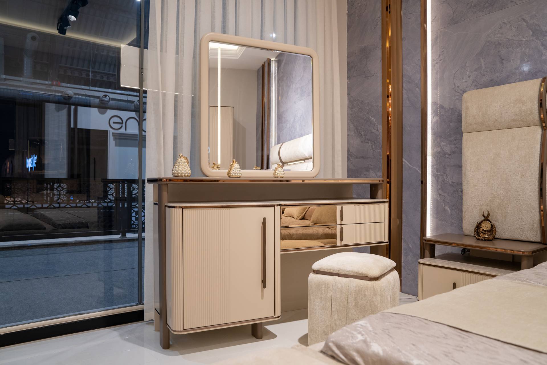 Eleganter Beigefarbener Schminktisch mit Spiegel und Puff aus Holz