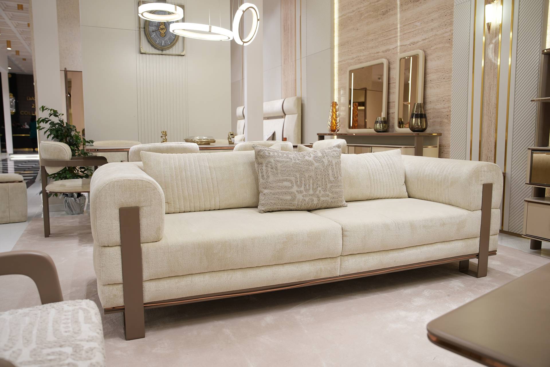 Elegantes beiges Stoffsofa für Wohnzimmer im modernen Design