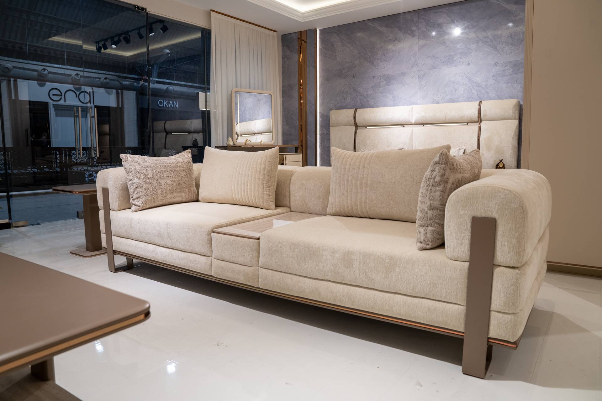 Elegantes Beiges Stoffsofa für Wohnzimmer im modernen Stil