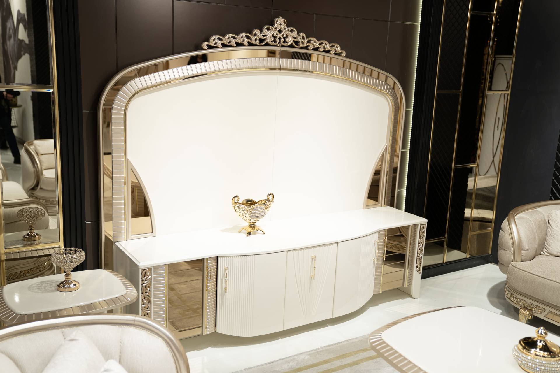 Moderner TV-Schrank aus Holz in Beige