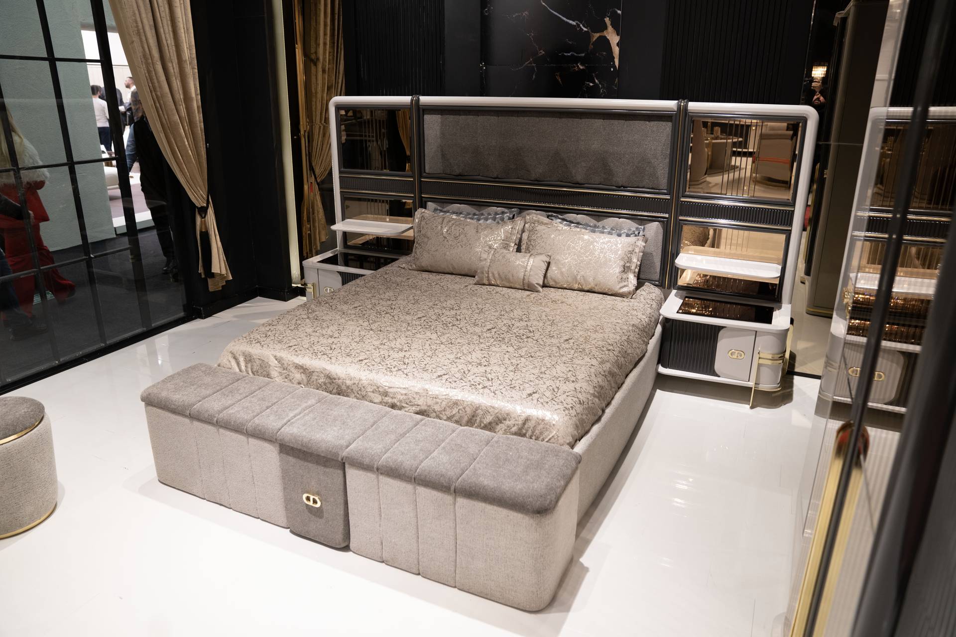 Schlafzimmer-Set aus Holz in Beige mit Bett, Nachttischen und Bank