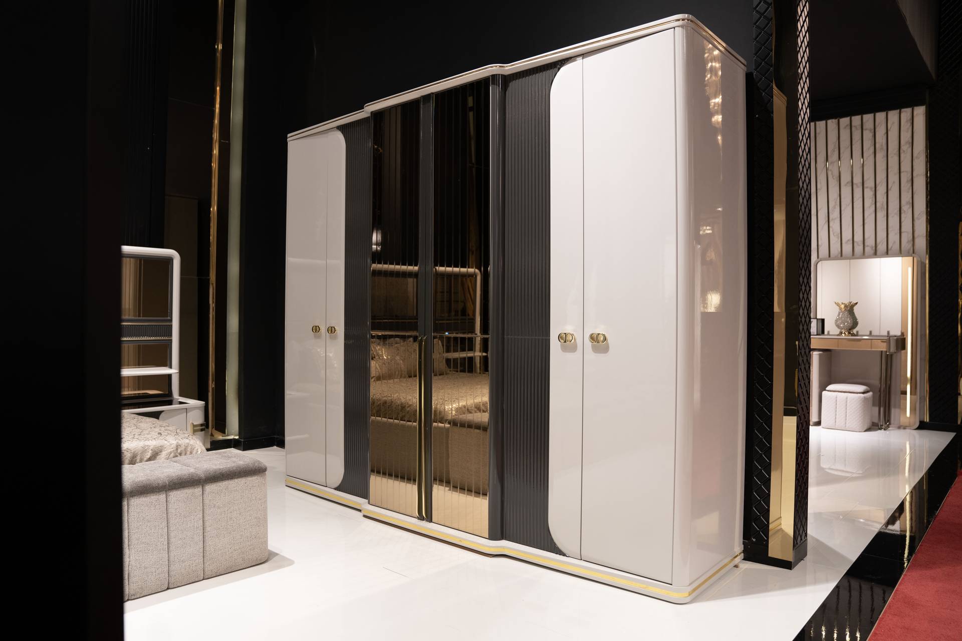 Eleganter beiger Holz-Kleiderschrank im modernen Stil