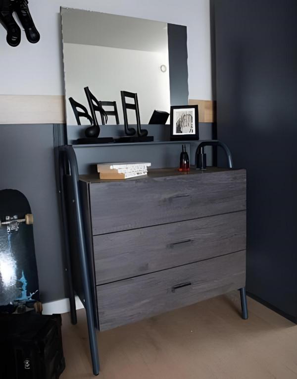 Moderne graue Holzkommode mit viel Stauraum und stilvollem Design