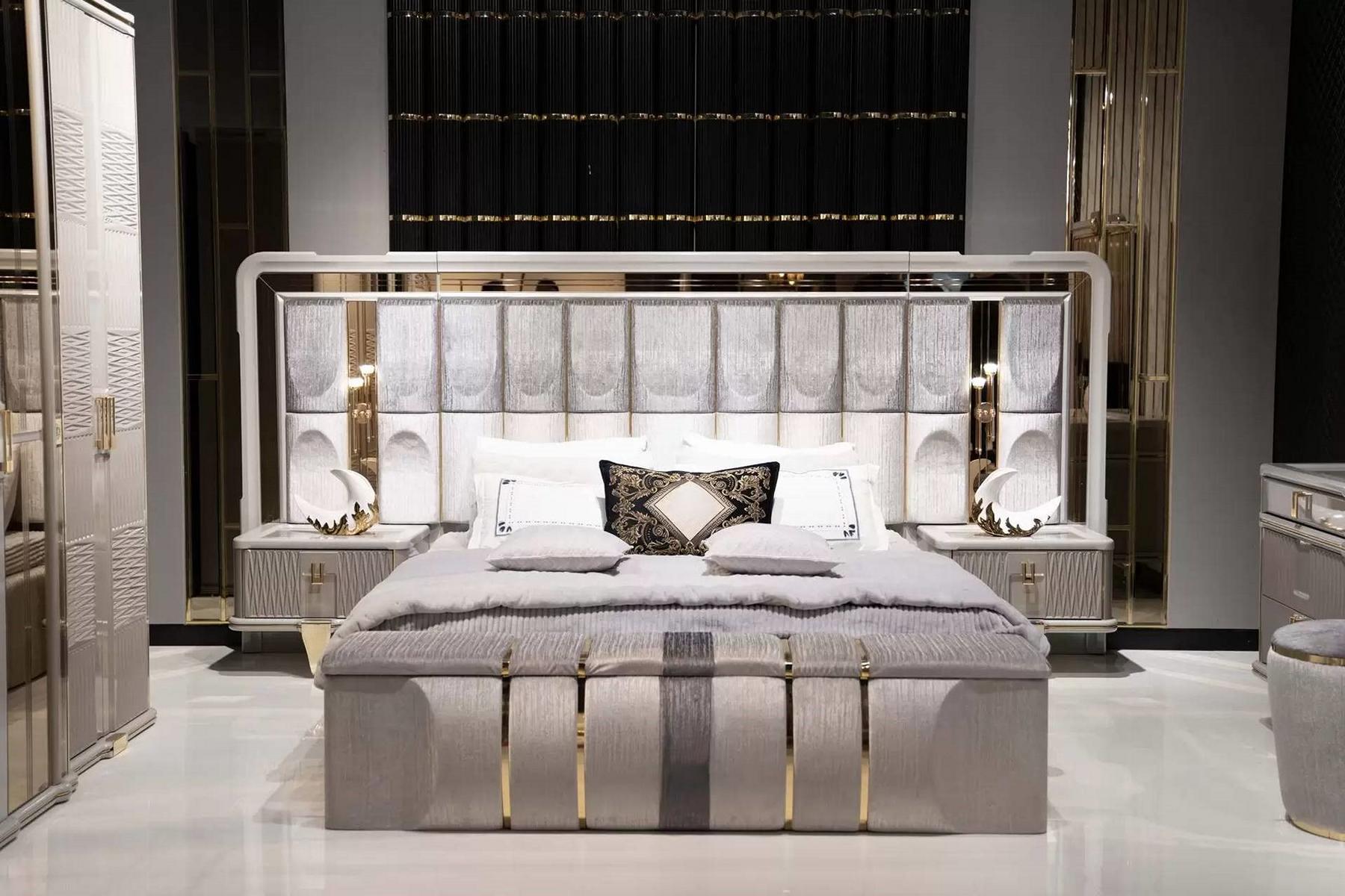 Schlafzimmer-Set aus Holz in Beige mit Bett, Nachttischen und Bank