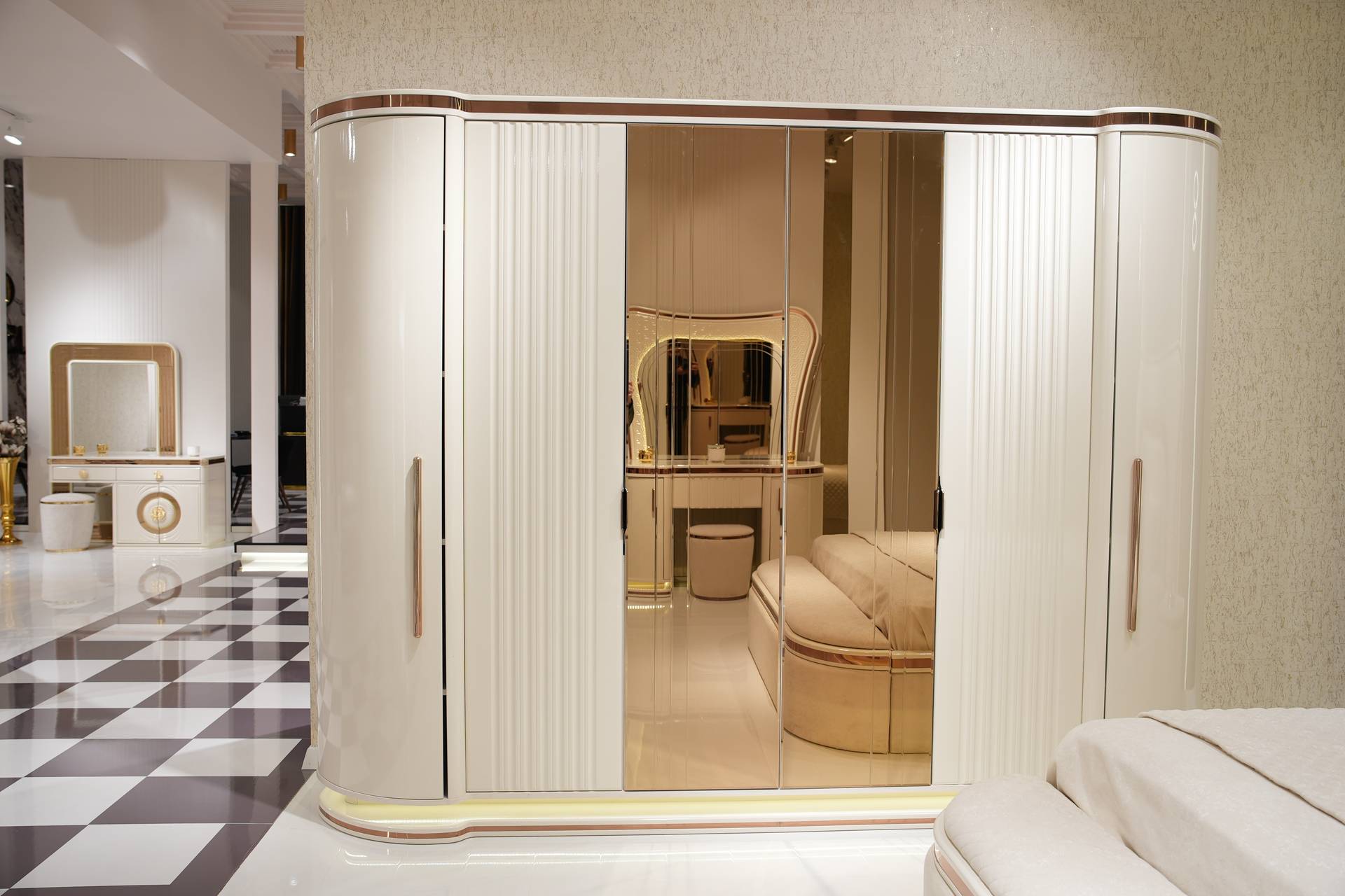 Weißer Holz Kleiderschrank im eleganten Design für Schlafzimmer