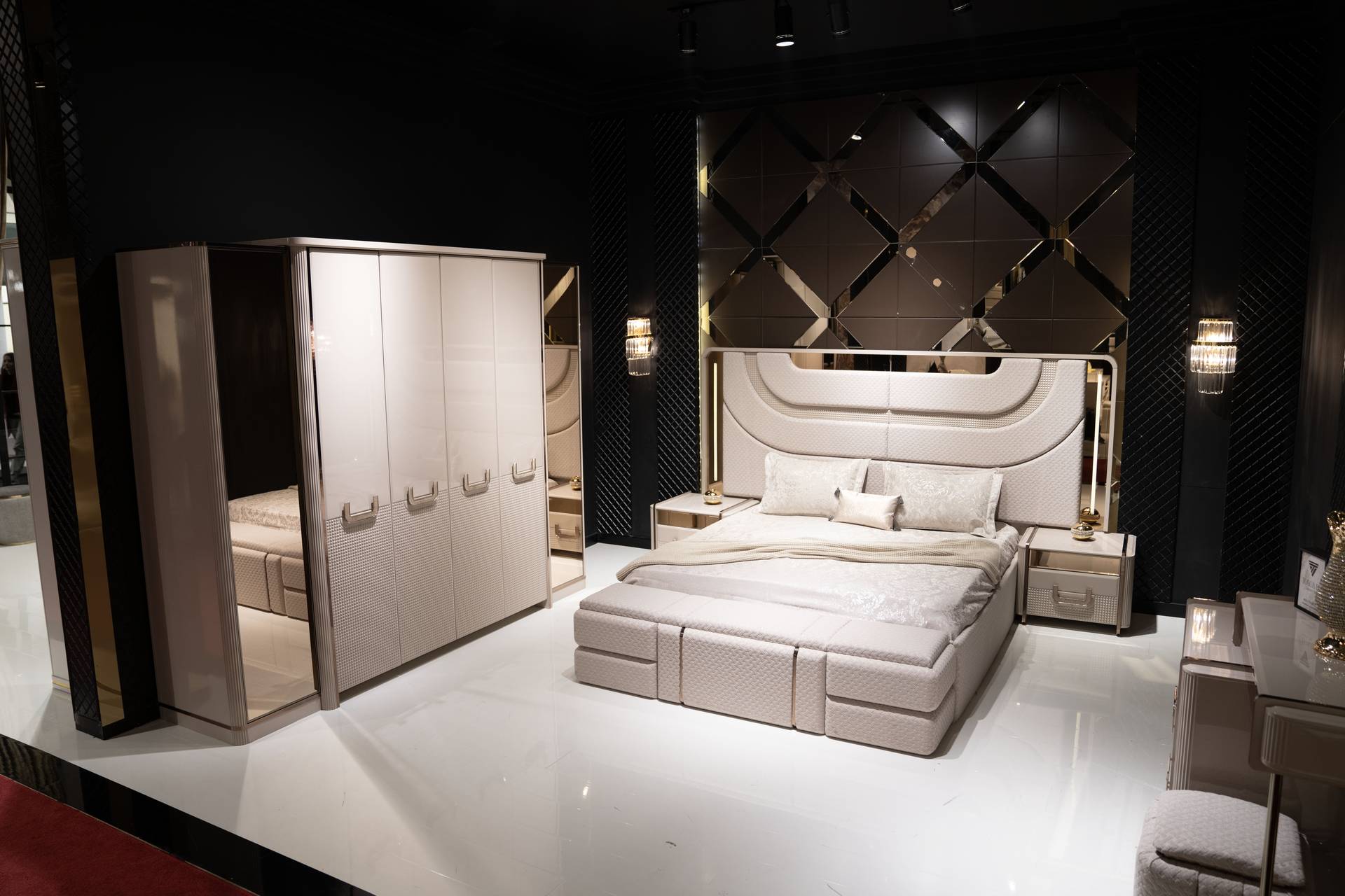 Elegantes Schlafzimmer-Set aus Holz in Beige mit modernem Design