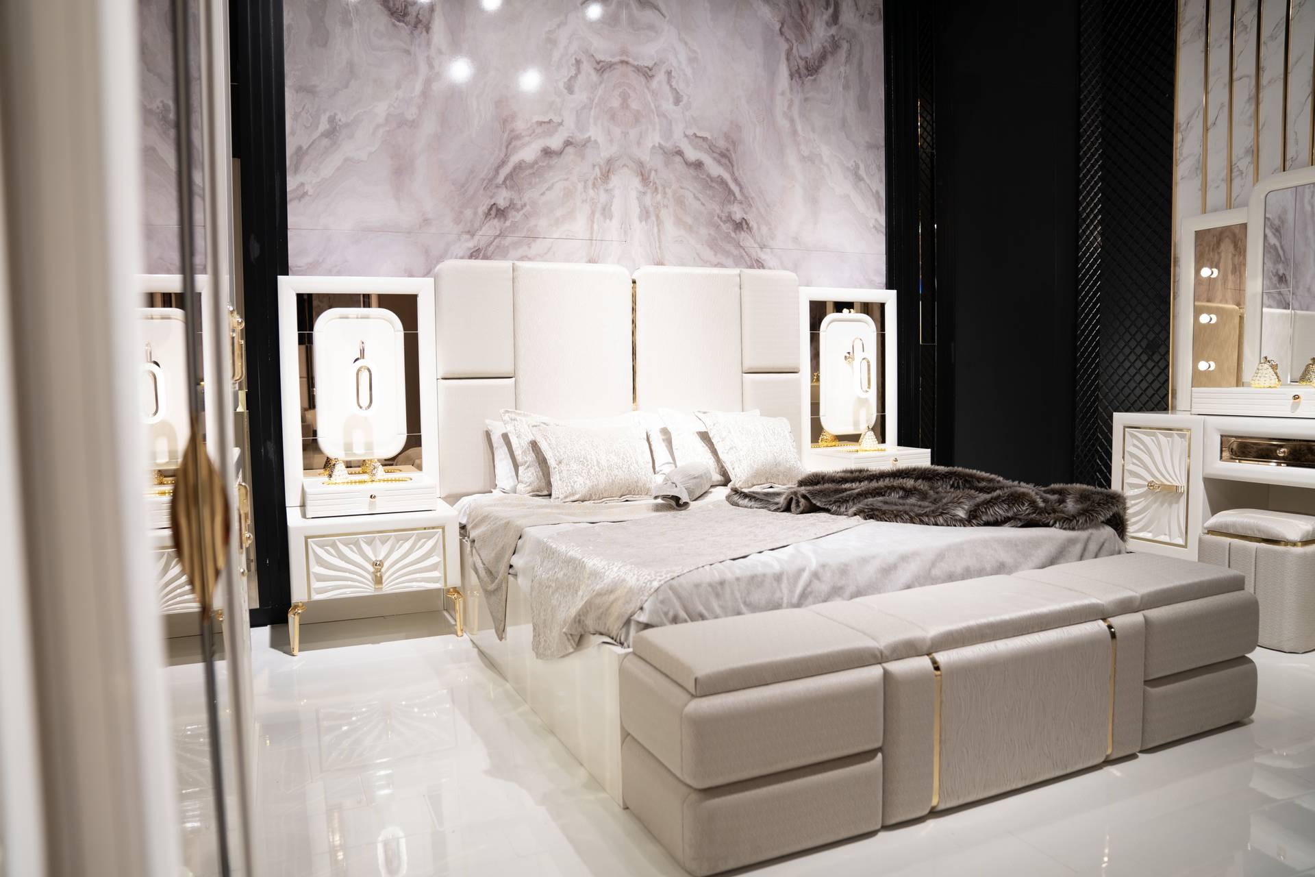 Elegantes Schlafzimmer-Set aus Holz in Beige mit Bett, Nachttischen