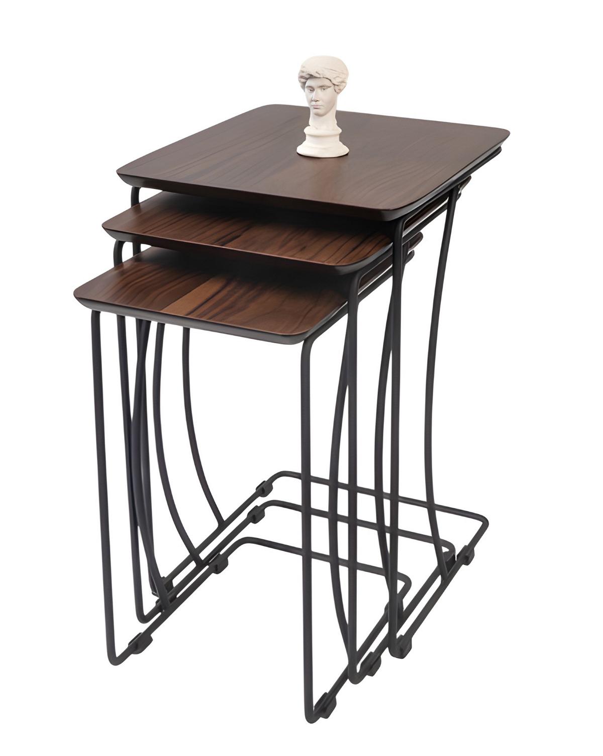 Einfache Beistelltische mit Metallbeinen und sanften Rundungen