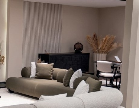 Breites Loungesofa mit abgerundeter Silhouette und glatter Textur