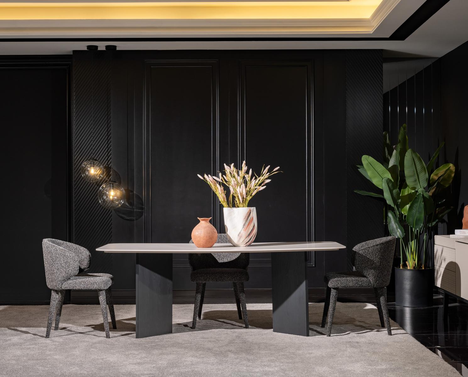 Eleganter Esstisch aus Holz in Beige, moderner Landhausstil