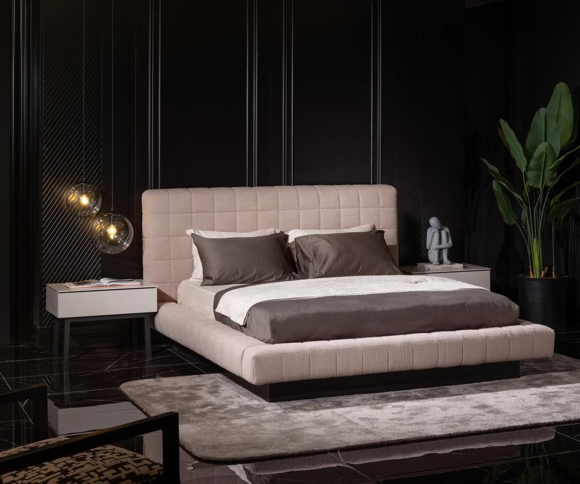 Moderner Beistelltisch aus Holz in Beige