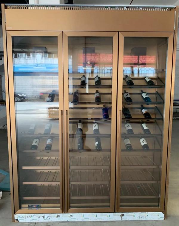 Luxus-Weinschrank aus Gold mit modernem Design und hochwertigem