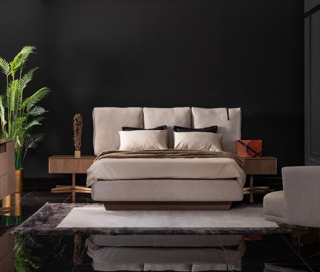 Elegantes graues Bett mit Nachttischen aus Holz und Textil