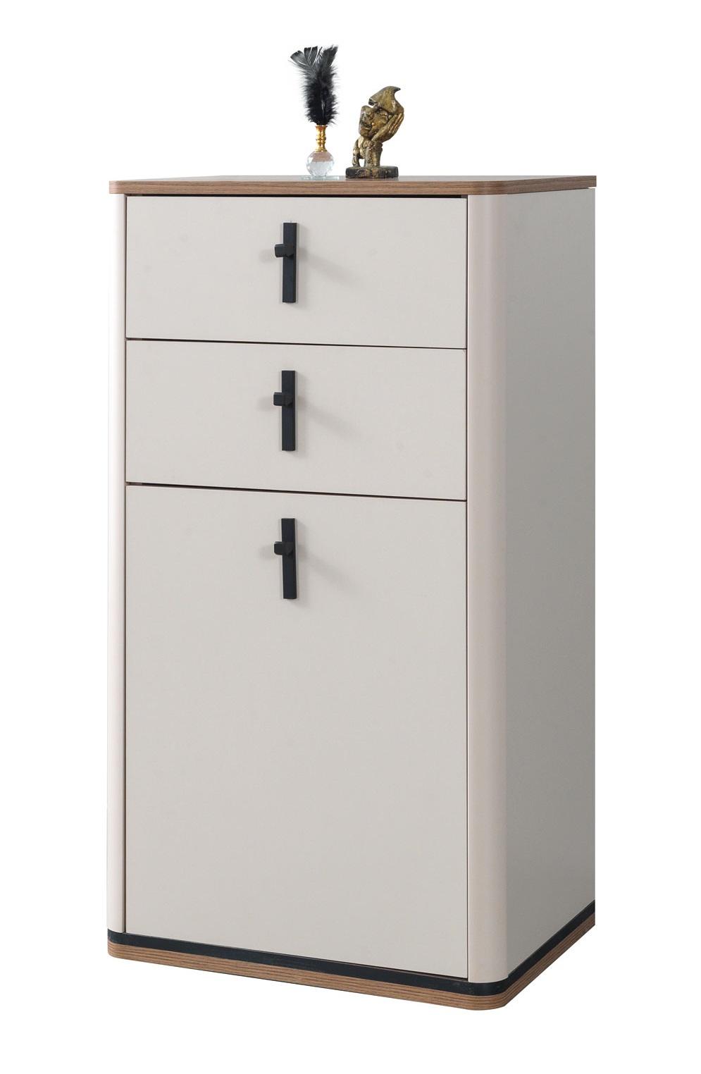 Praktische Kommode mit schlichten Linien und schwarzem Griffdesign