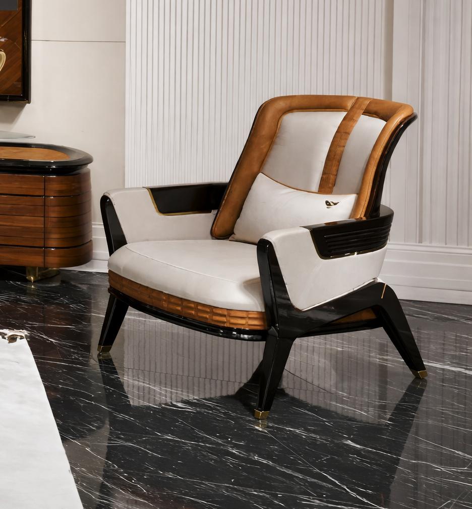 Eleganter Sessel mit goldverzierten Akzenten und hochwertigem Stoff