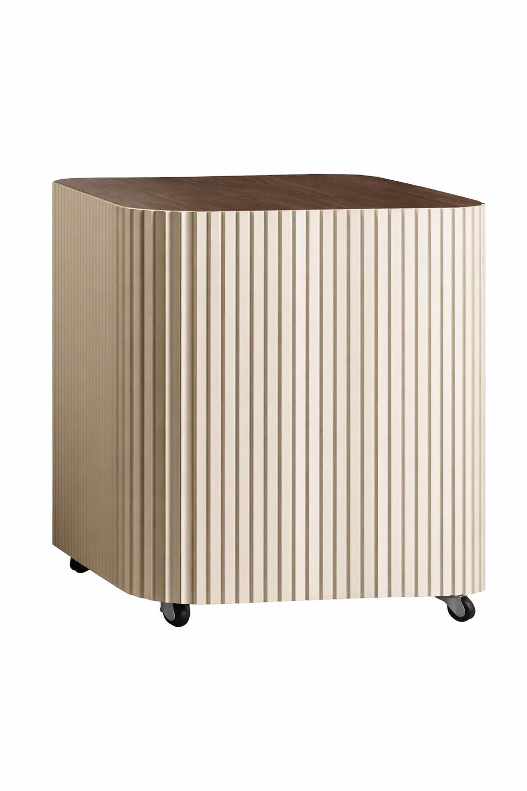 Eleganter fluted Beistelltisch mit Walnussoptik und rollbaren Füßen