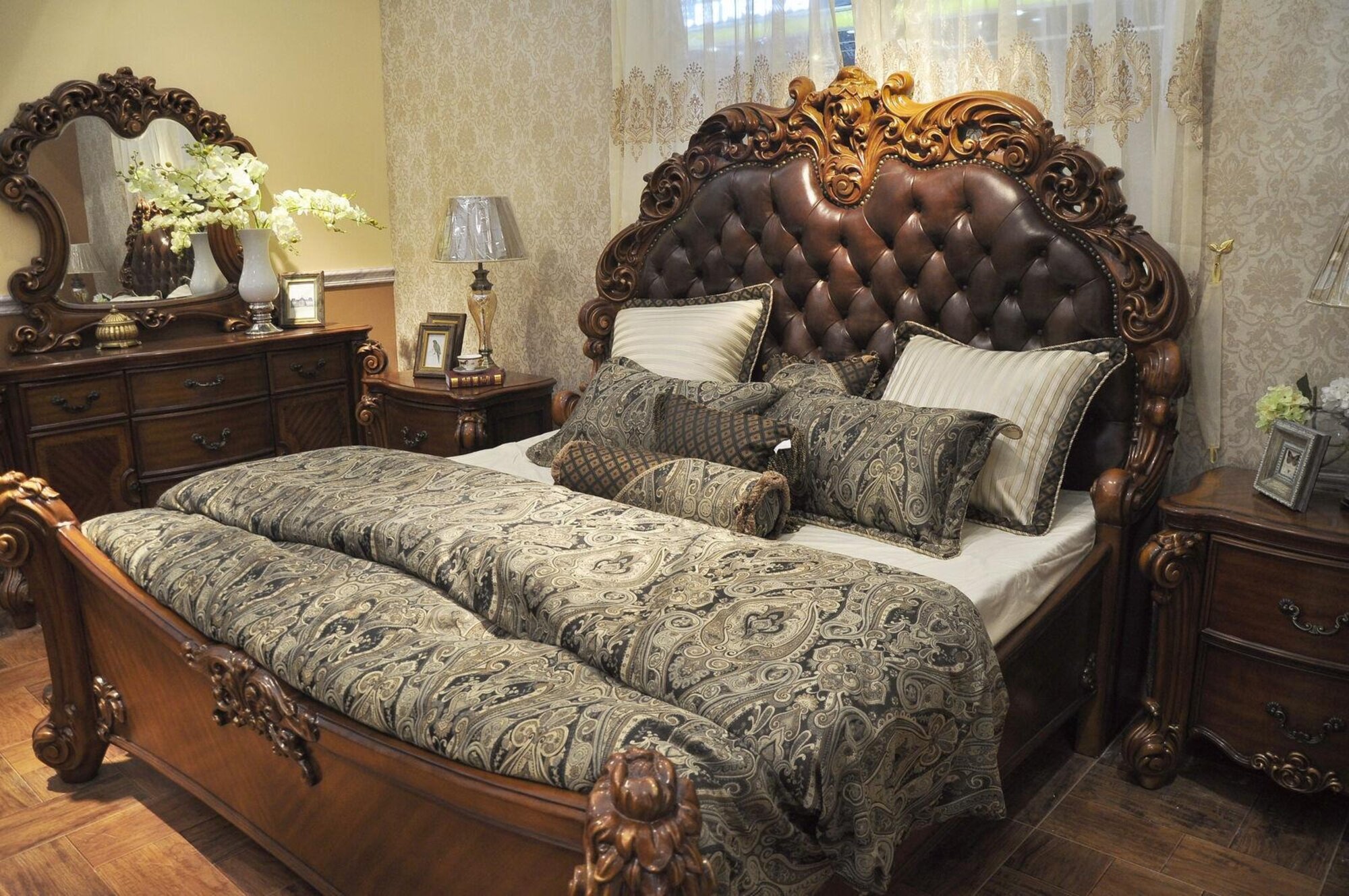Klassisches Bett Barock Rokoko Chesterfield Stil Doppel Leder Hotel Antik