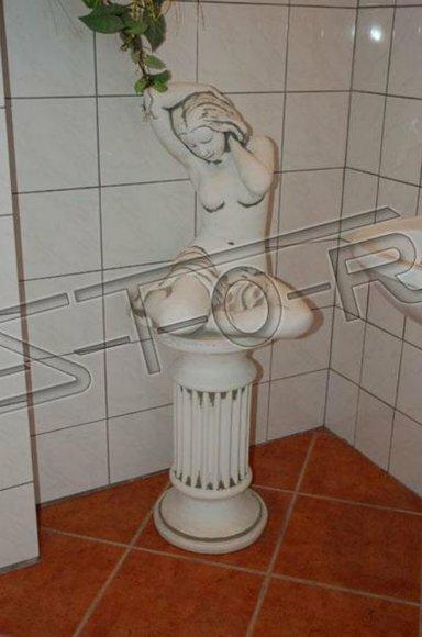 Weiße Gartenfigur eines Mädchens auf einer Säule