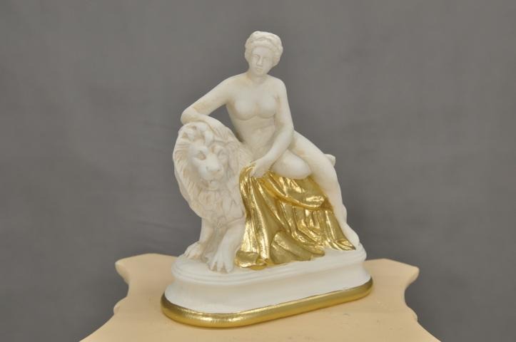 Skulptur Figur Statue Frau mit Löwen Design Antik Stil Figuren Skulpturen
