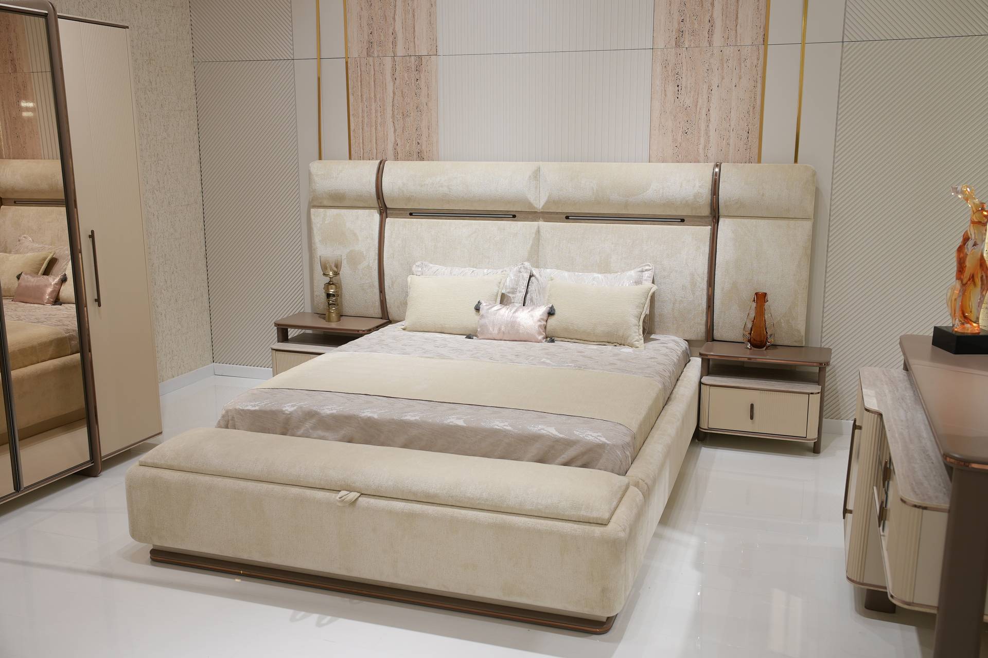 Schlafzimmer-Set aus Holz in Beige mit modernem Design