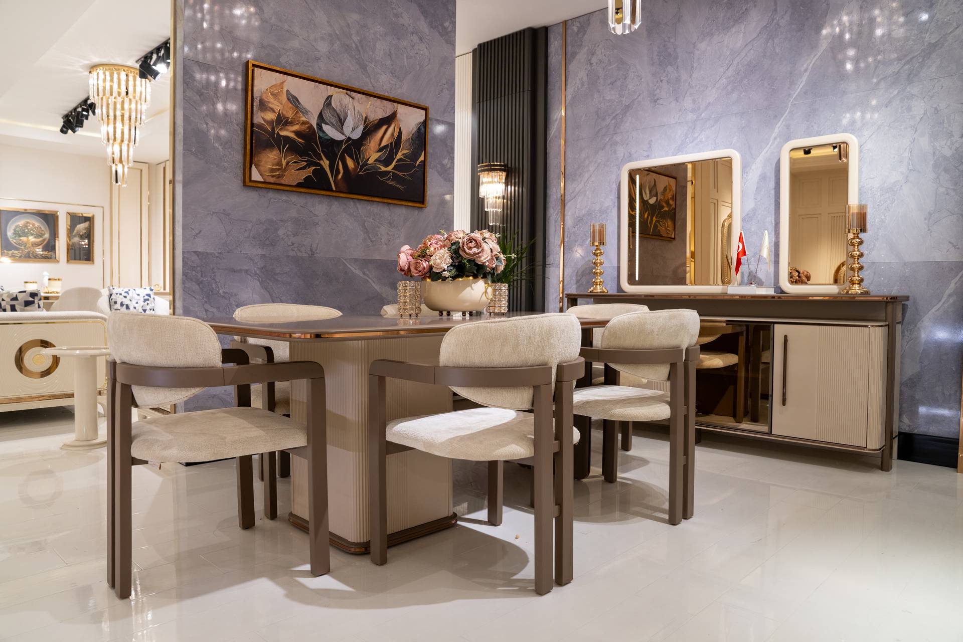 Elegantes Esszimmer-Set aus Holz in Beige mit modernem Design