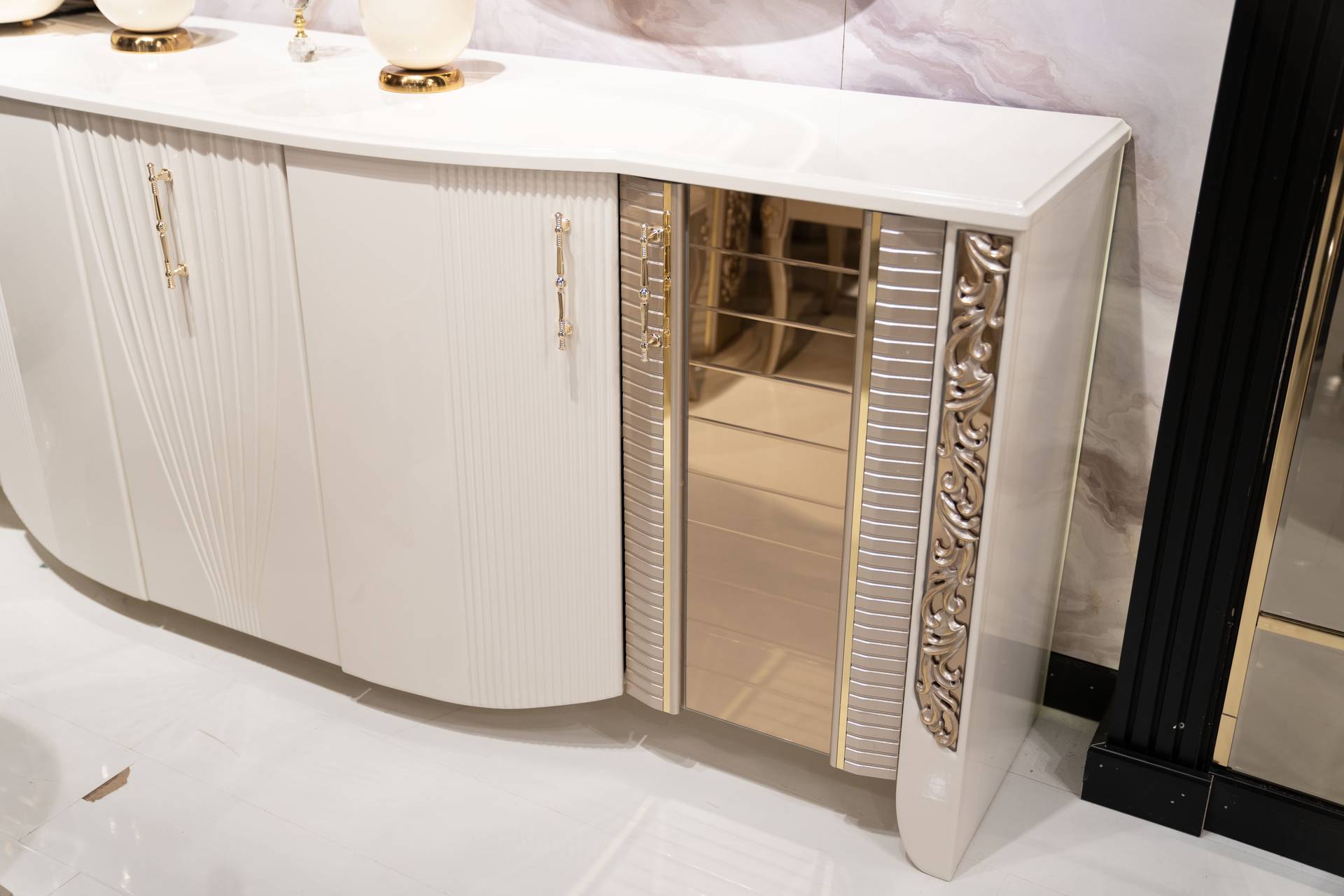 Elegantes Beiges Holz Sideboard mit Spiegel in modernem Design