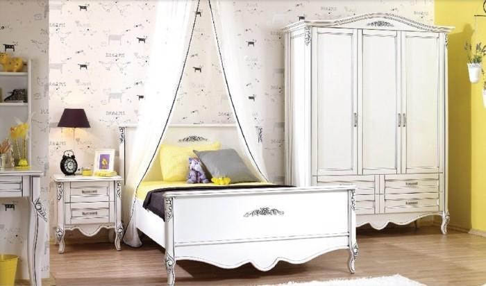 Weißes Holzbett im modernen Stil