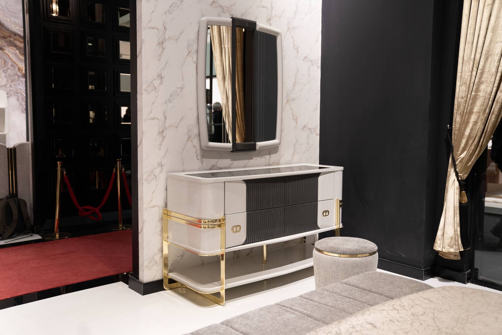 Eleganter Beigeton Holz Schminktisch mit Spiegel und Hocker