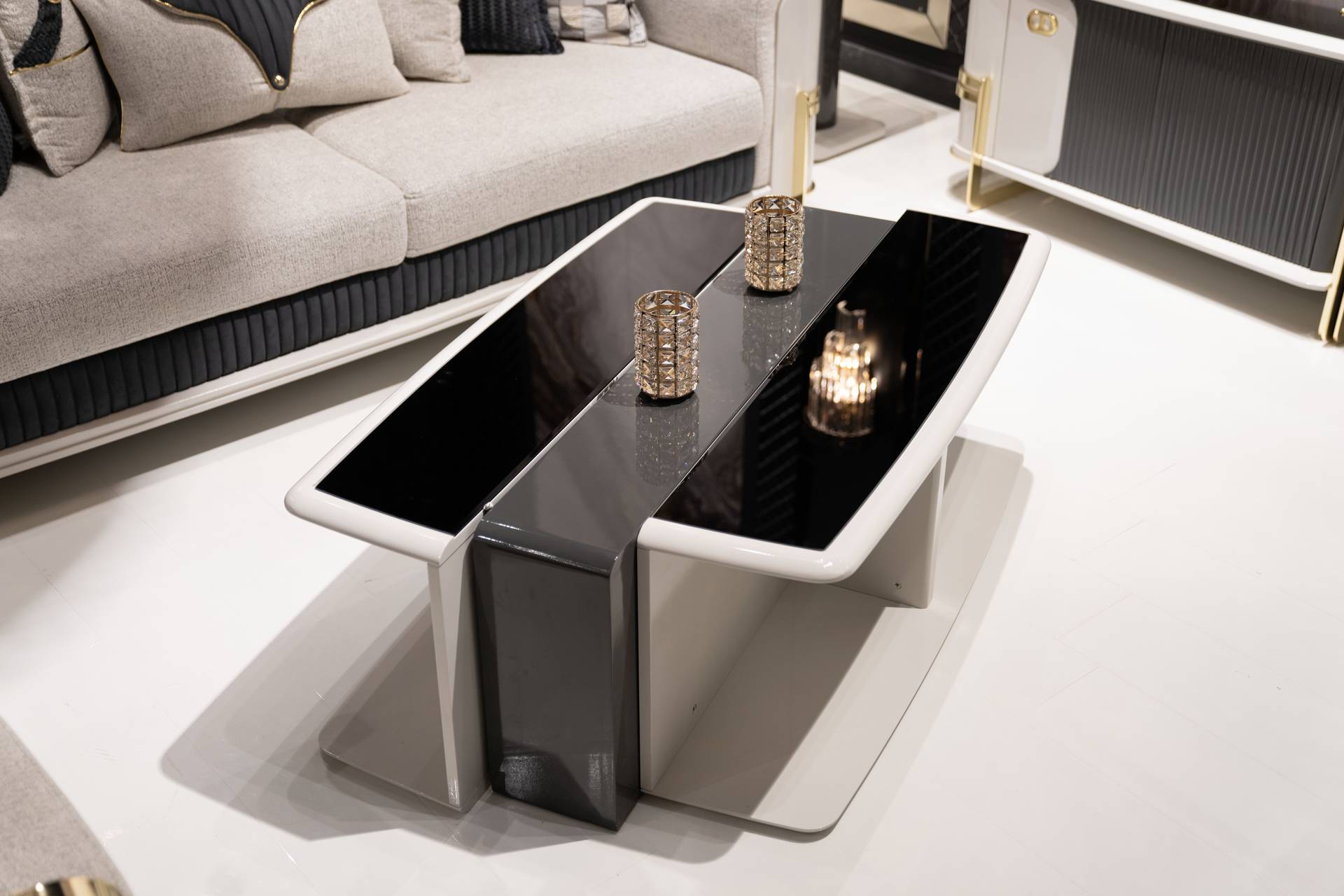 Moderner bunter Couchtisch aus Holz