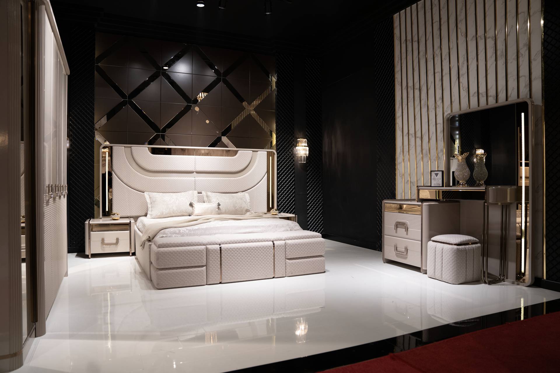 Elegantes Schlafzimmer-Set aus Holz in Beige mit Bett, Nachttischen