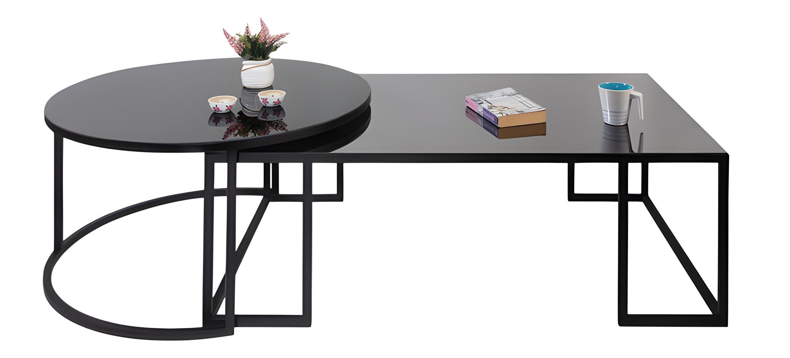 Elegante, akzentuierte Beistelltische mit Metallfuß in schwarzer Farbe