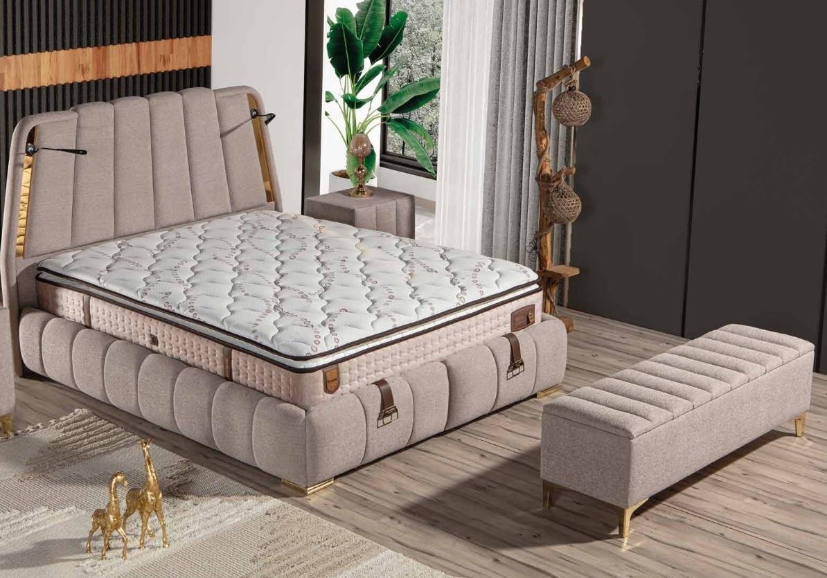 Elegantes Bett mit Matratze in Beige aus Textil und Edelstahl