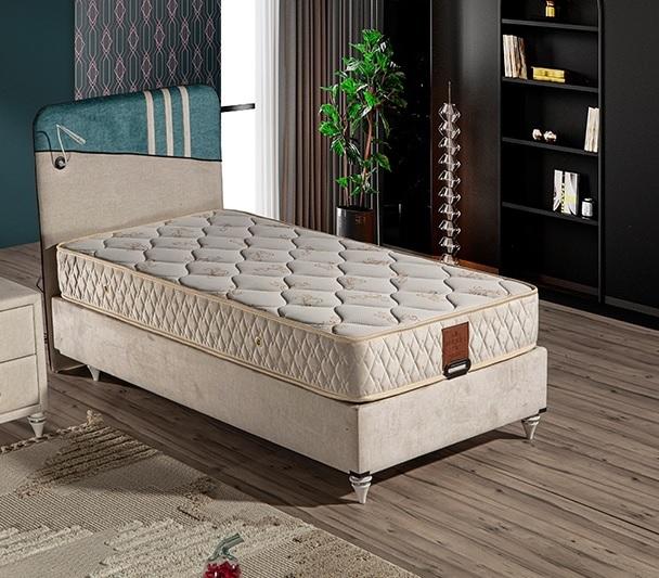 Modernes Bett mit Matratze aus Holz und Textil in Beige