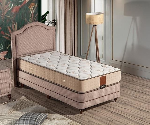 Elegantes Bett mit Matratze aus Holz und Textil in Beigetönen