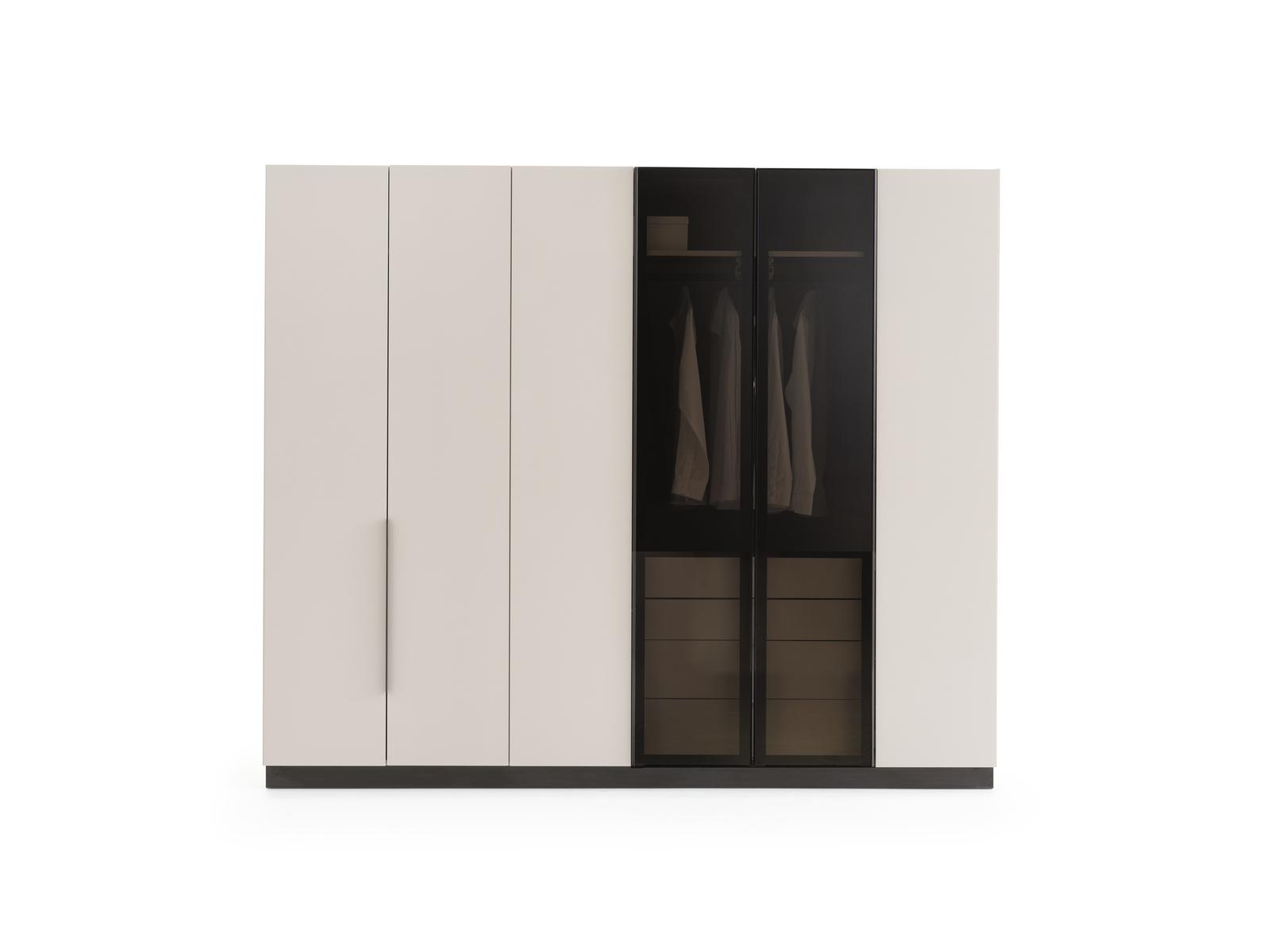Moderner Kleiderschrank aus Holz in Beige