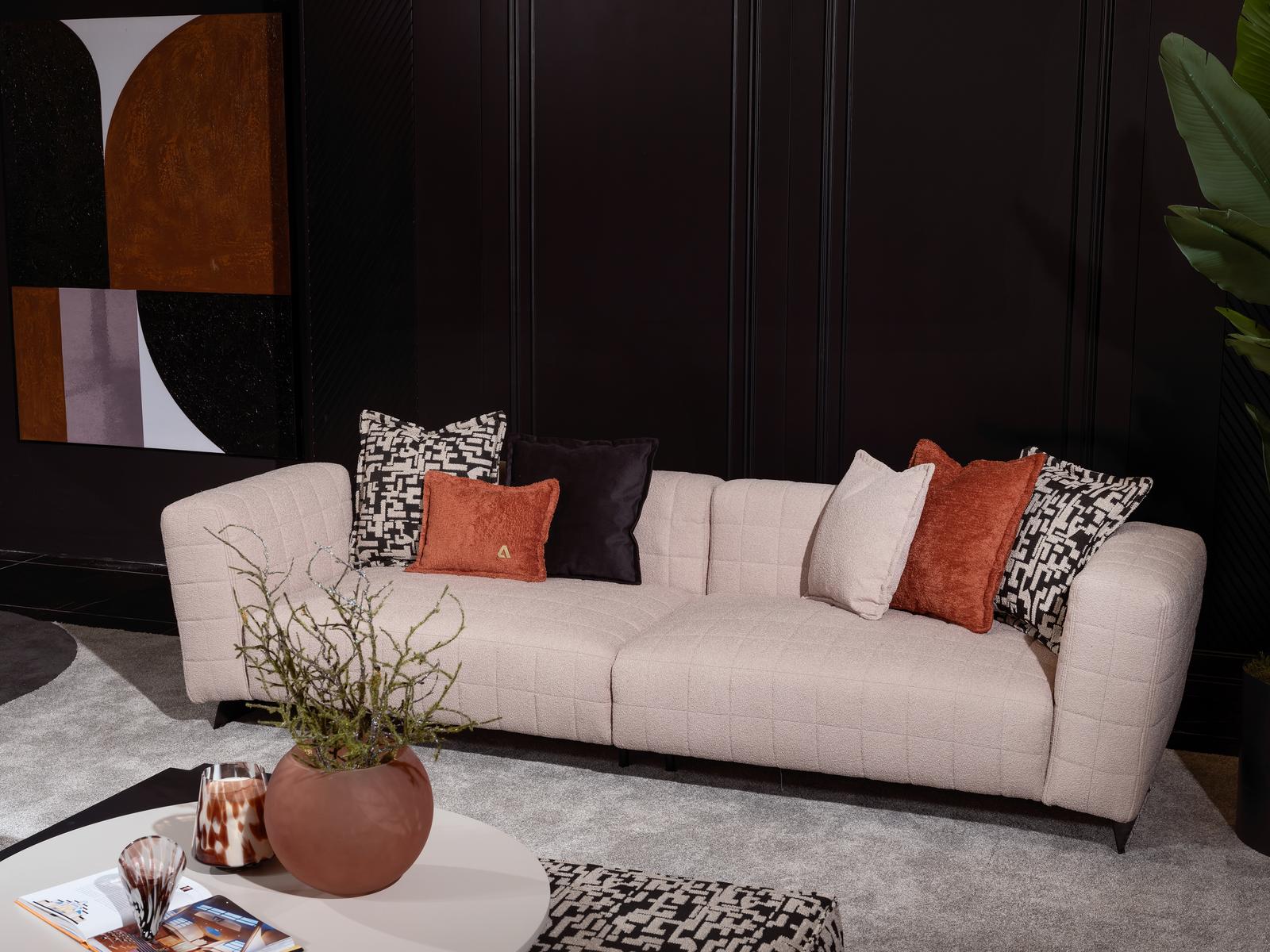 Elegantes beige Textilsofa mit Holzrahmen für modernes Wohnzimmer