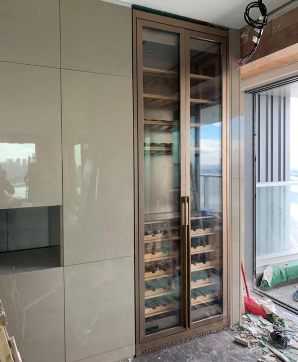 Goldener Weinschrank aus Edelstahl mit Dual-Zone Temperaturregelung