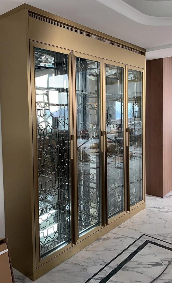 Goldener Edelstahl-Weinschrank im modernen Luxusstil