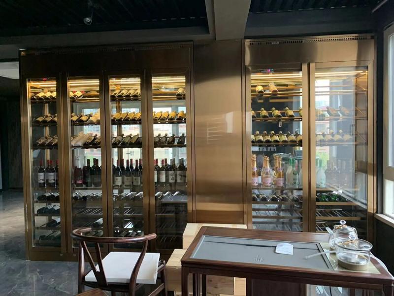 Eleganter silberner Weinschrank aus Edelstahl mit moderner Optik