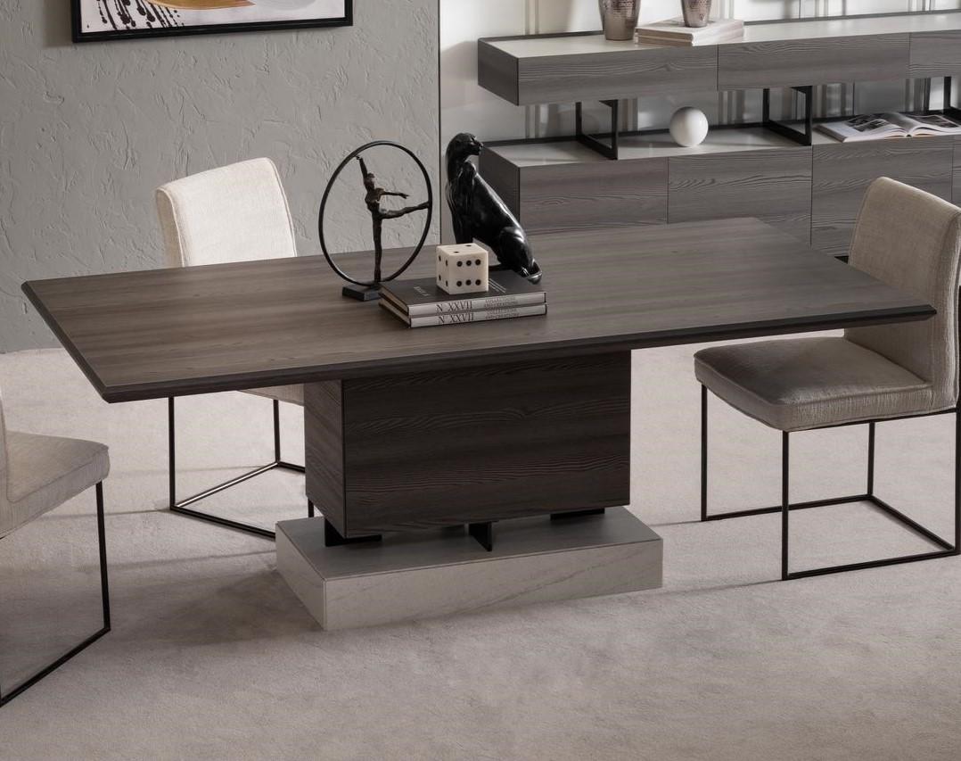 Eleganter brauner Esstisch aus Holz für modernes Esszimmer