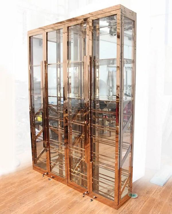 Eleganter Weinschrank aus Edelstahl in Gold mit Dual-Zone-Kühlung