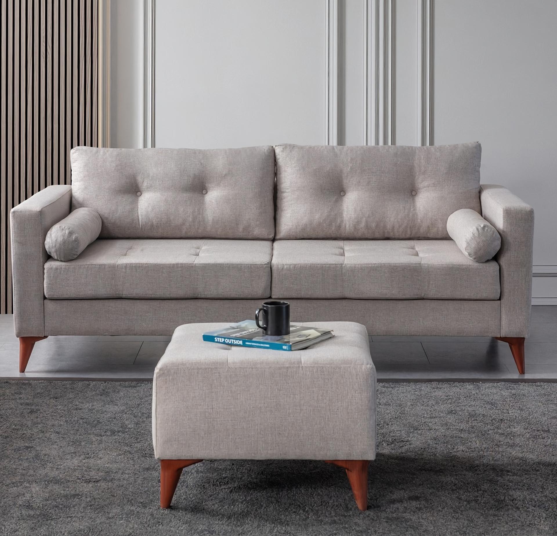 Ein warmer Akzent im Interieur – ein Sofa in stilvollem Design