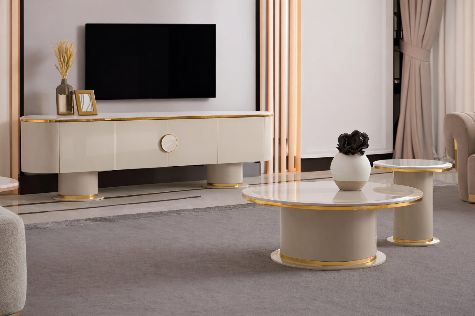 Elegantes Wohnzimmer-Set mit goldakzentuiertem Sideboard und Tischen